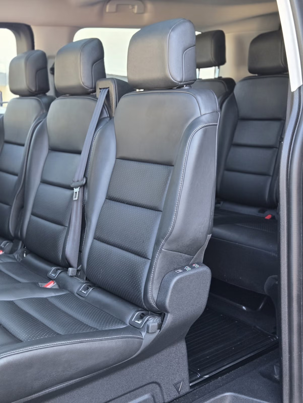 Peugeot Traveller Executive Family 2021 11