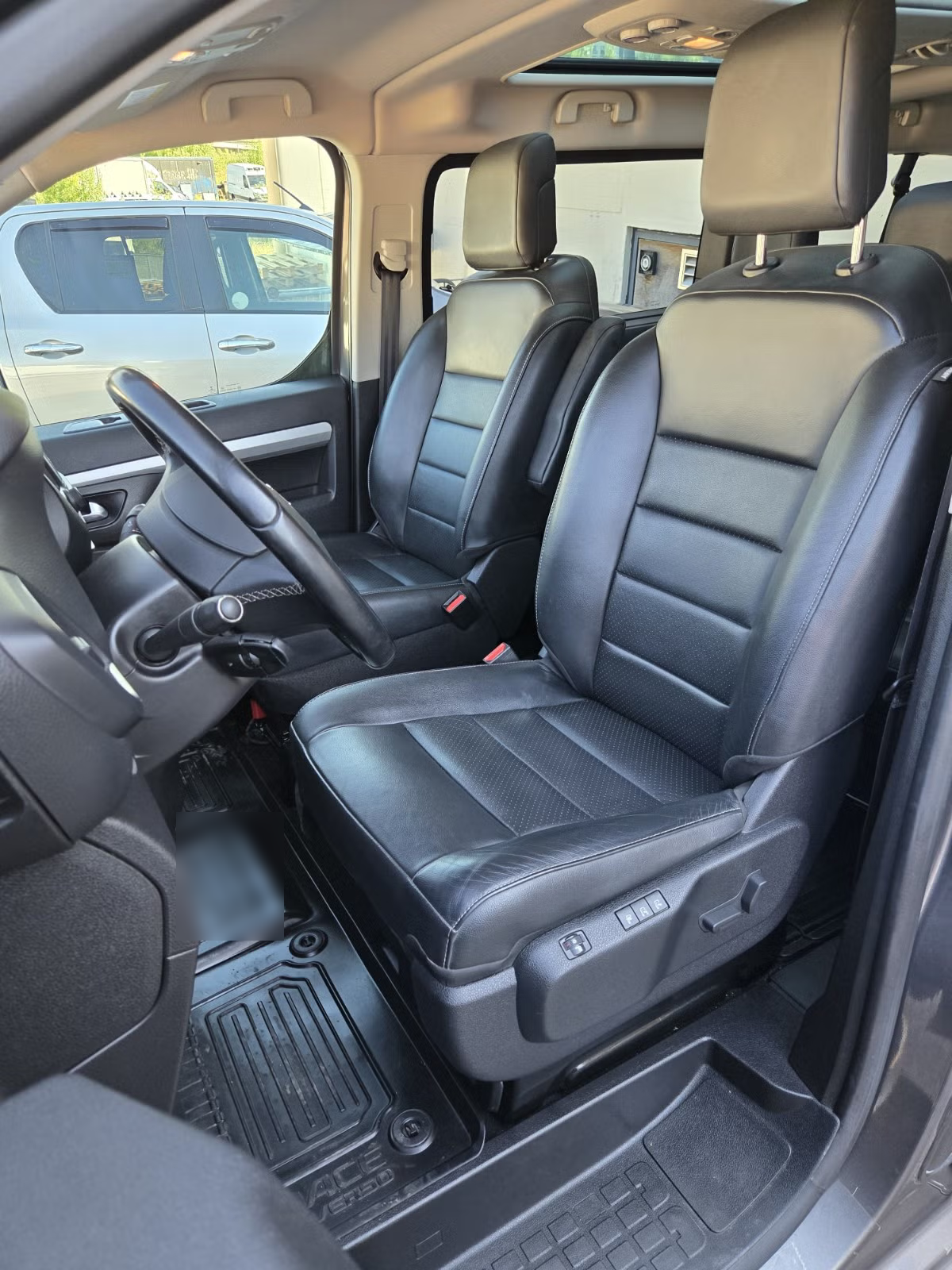 Peugeot Traveller Executive Family 2021 16