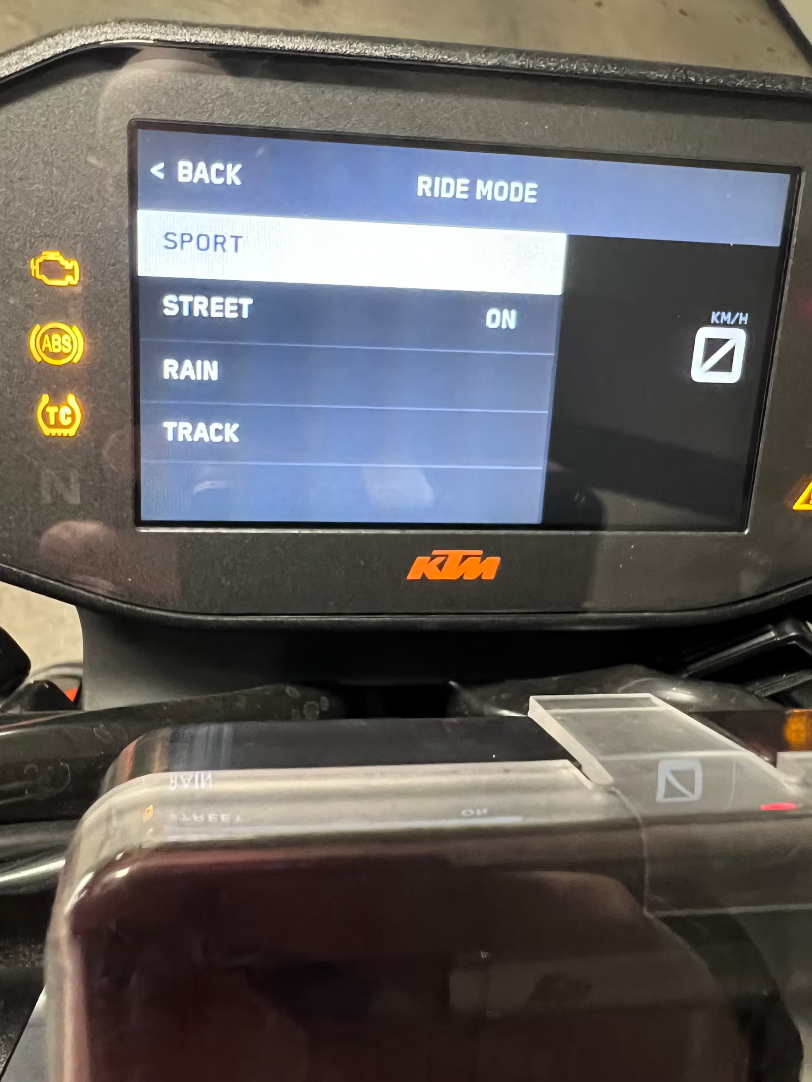 KTM 890 Duke 2021 11